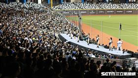 ▲富邦悍將前進大巨蛋，Fubon Angels帶領球迷應援 。（圖／記者劉彥池攝影）
