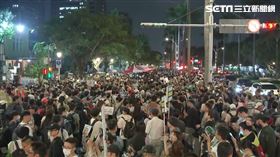 入夜人潮飆破5萬！立院外最新現場畫面曝　熱心網紅現身收垃圾。圖／翻攝畫面