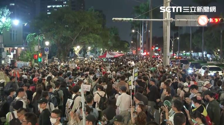 立院飆破8萬人抗議　熱心網紅現身收垃圾