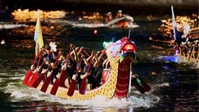 ▲夜晚龍舟比賽精彩畫面（圖／翻攝自臺南市國際龍舟錦標賽粉絲專頁）