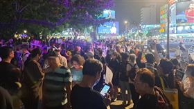 民間團體發起「高雄大路過」，今日晚間7時在中央公園大家舉牌站立。對此，立法委員黃捷也曬出現場照片，其中就有民眾舉板請求「韓總你禍害高雄人就算了，請放了台灣人一馬」。（圖／翻攝自黃捷臉書）