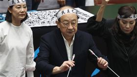 立院續審國會職權修法  柯建銘登記發言立法院會24日開會，將續審國會職權修正相關法案。民進黨立法院黨團總召柯建銘（前中）登記發言時，要求法案退回重審。中央社記者張新偉攝  113年5月24日