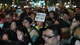 「我藐視國會」抗議行動立院外持續進行（2）立法院處理國會職權修法引發全台民眾關注，24日大批民眾湧入立院周邊道路響應民團發起的「我藐視國會」抗議行動，晚間大量人群從青島東路、濟南路持續外溢至中山南路上，以行動響應抗議訴求。中央社記者趙世勳攝  113年5月24日