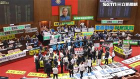▲0524立法院議場民進黨團抗議（圖／記者楊澍攝影）