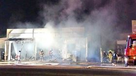 虎尾殯儀館火警，濃煙相當嚇人。（圖／惠來里民提供）