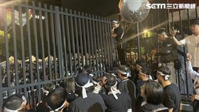 ▲民進黨團立委向濟南路集結民眾致意（圖／記者高逸帆攝影）