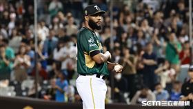 ▲富邦悍將前進大巨蛋，台鋼雄鷹終結者雷公投出再見觸身球。（圖／記者劉彥池攝影）