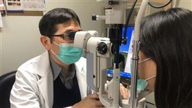 視網膜剝離恐釀失明　醫籲高危險群應定期檢查衛福部南投醫院眼科主任何建賢（左）9日表示，視網膜剝離是眼科急症之一，不會疼痛，但可能出現突發性飛蚊症（出現大量黑點或黑影）、閃光、眼前景物直線變扭曲等症狀，若無立即就醫恐有失明風險，呼籲高危險族群應定期檢查。（南投醫院提供）中央社記者蕭博陽南投縣傳真　109年6月9日