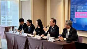 世界健身-KY（2762）決議配發5.86元現金股利﹐右二為總裁柯　約翰。（圖／世界健身-KY提供）