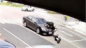 行人地獄！轎車鬼遮眼　撞斑馬線夫妻2人（圖／翻攝畫面）