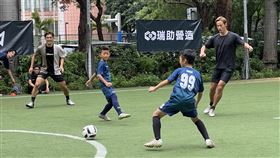 日本傳奇球星本田圭佑獻技  與小球員交流日本傳奇足球球星本田圭佑（右）訪台，宣傳「4對4足球賽」，他25日到台北市萬華運動中心，親自下場獻技，與小球員們交流。中央社記者黃巧雯攝  113年5月25日