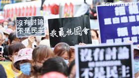 ▲0524反藍白國會擴權修法，青島東與中山南路口人潮（圖／記者鄭孟晃攝影）