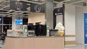 原PO表示，有對夫妻拿私人水瓶裝IKEA飲料。（圖／翻攝自爆怨2公社）