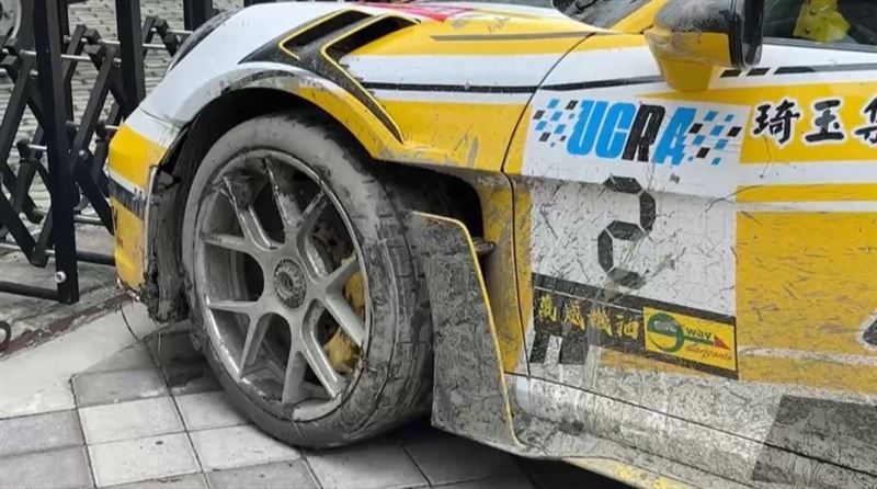 車子在田中等待救援。（圖／翻攝畫面）