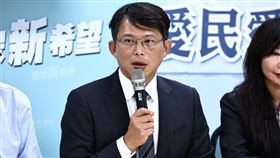 黃國昌出席民眾黨部記者會台灣民眾黨20日下午在中央黨部舉行記者會，回應總統賴清德就職演說。圖為民眾黨立法院黨團總召黃國昌回答媒體提問。中央社記者翁睿坤攝  113年5月20日