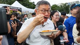 印度夏日狂歡節開幕　柯文哲出席（3）印度文化主題活動「印度夏日狂歡節」25日下午在華山文創園區熱鬧登場，台灣民眾黨主席柯文哲（中）應邀出席，現場品嚐印度美食。中央社記者鄭清元攝  113年5月25日