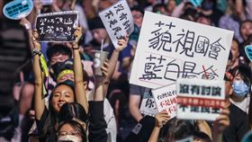 沒有討論不是民主　晚間立院外民眾抗議（2）立法院24日入夜後場內場外都熱鬧，議場內持續處理國會職權修法，院外大批抗議人潮集結、從青島東路與濟南路一路綿延至中山南路上，許多人手持標語字牌表達抗議。中央社記者鄭清元攝  113年5月24日