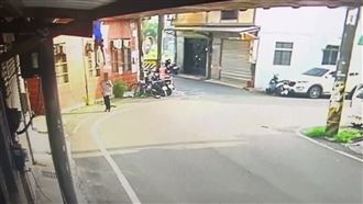 自稱洗冷氣失足墜落壓死路人！警揪2疑點