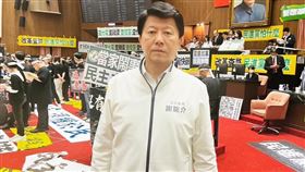 吳靜怡分析，但擺效應變成直接擺盪擊破2026選戰，高雄柯志恩、台南謝龍介的市長選戰，中立、年輕選票應該宣告再見。（圖／翻攝自柯志恩、謝龍介臉書）