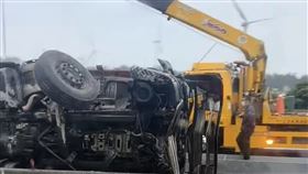 西濱快速道路彰化伸港路段今天（26日）凌晨4時許發生一起車禍事故，一輛載有H型鋼樑的聯結車行經北上167公里處時，疑自撞翻覆，車上的H型鋼樑散落路面，另造成後方2輛轎車追撞，北上車道一度全線封閉，直到今天上午9時許才清除完畢、恢復通車。