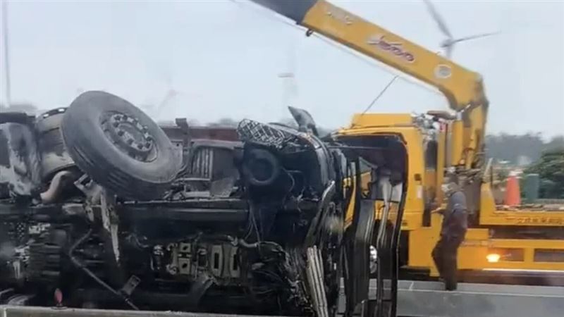 西濱伸港聯結車翻覆　北上全線封閉5小時