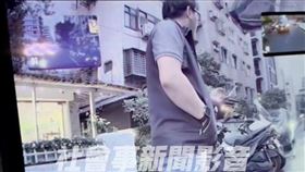 網友開車行經和平東路一段時，遭遇1名男子人肉佔車位。（圖／番攝自《爆料公社》）