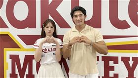 ▲「單身即地獄3」李鎮錫驚喜現身桃園棒球場，樂天女孩岱縈是牽線人。（圖／中央社）