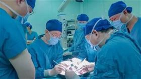 中國大陸完成世界首例豬肝移植活體人手術，且病人也在術後七天順利下床活動。（圖／翻攝極目新聞）