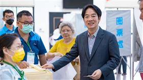 民進黨今（26）日辦理全國黨代表暨地方主委選舉黨員投票，兼任黨主席的總統賴清德返回台南投票。（圖／民進黨提供)