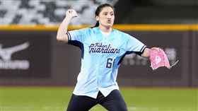 ▲「拳擊女王」陳念琴到台北大巨蛋為富邦悍將開球。（圖／富邦悍將提供）