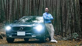 阿里山英迪格酒店總經理席雅酷享受駕駛穿梭在竹林間的自在舒適。（阿里山英迪格酒店提供）