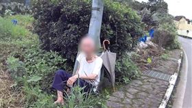 劉翁因體力不支靠在復興路段旁的電線桿休息。（圖／讀者提供）