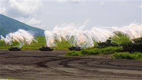 日本陸上自衛隊最大型演習  使用57噸彈藥日本陸上自衛隊在日本境內最大型演習「富士總合火力演習」27日在靜岡縣東富士山演習場舉行，內容想定「防衛離島」的演習，共用了57噸彈藥。中央社記者楊明珠靜岡攝  112年5月27日