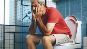 大便、馬桶、上大號
排便完結急著沖水！記得看看糞便的樣子，可以判斷身體究竟出了什麼問題！（圖／AI生成）