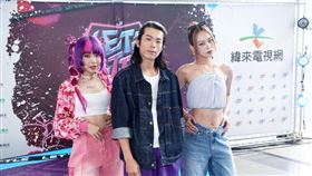 HUR+團員C.Holly（左）和席子淇（右）和屁王老師擔任主持（圖／緯來提供）