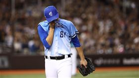 ▲富邦悍將陳仕朋9局上無安打比賽破功，8.1局被換下場不甘心落淚。（圖／富邦悍將提供）