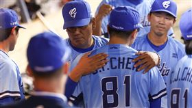 ▲富邦悍將陳仕朋無安打破功被換下場，總教練陳金鋒給予愛的抱抱。（圖／富邦悍將提供）