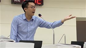 竹市議員指市長座車租賃預算偏高綠黨新竹市議員劉崇顯22日在新竹市議會市政總質詢說，前新竹市長座車價格新台幣180萬元，可用10年，但市長高虹安卻編列每年114萬租賃豪華車，他主張刪減預算。中央社記者魯鋼駿攝  112年11月22日