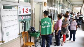 民進黨黨職改選登場  黨員投票（1）民進黨全國黨代表暨地方主委選舉26日投票，位於高雄市獅甲國中的投票所湧現人潮，黨員排隊等候投票。中央社記者董俊志攝  113年5月26日