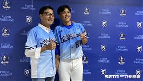▲富邦集團董事長蔡明忠，賽後和富邦悍將陳仕朋合照。（圖／記者張沛嘉攝影）