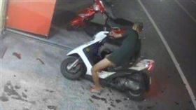 台南驚傳性侵案，案嫌遭割下體沒穿褲子落跑，血流滿地。（圖／翻攝爆料公社）