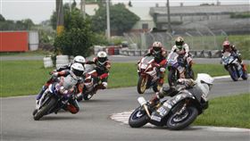 「小熊」黃俊陽(右1)力壓泰國選手奪下150 BIKE A組冠軍。(圖/TSR提供)
