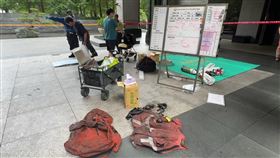 新竹市東區一處集合住宅昨天（26日）深夜發生火警，竹市消防員李詠真、周立鑫2度進出大樓疏散住戶，第一次先成功疏散20多名住戶，再次進入火場時，疑因氣瓶耗盡，吸入過多濃煙，2人昏迷倒臥樓梯間，經送醫搶救仍不治。