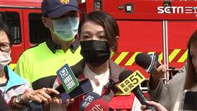 高虹安眼眶泛紅表示，半夜第一時間就趕赴醫院，向家屬表達慰問與關心，2名殉職消防同仁分別來自嘉義、高雄，去年8月，她還曾經親手頒獎給其中一名李姓消防員，李員因搶救產婦獲表揚，因此第一時間見到家屬相當不捨。