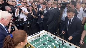 馬克宏手足球。（圖／翻攝自IG＠emmanuelmacron）