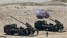 美菲肩並肩實彈軍演  發射155毫米榴彈炮美菲兩國「肩並肩」聯合軍演即將進入尾聲，美菲軍人8日在鄰近台灣的北伊羅斯科省進行海上攻擊實彈演習。圖為菲律賓陸軍炮兵發射155毫米榴彈炮。中央社特約記者Edward Bungubung攝  113年5月8日