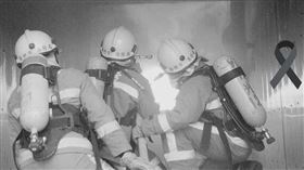 新竹市長高虹安跟消防局都把臉書封面換成黑白照，頭貼更是以一根燭火中的「慟」字表達哀悼。（圖／翻攝自臉書）