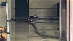 新竹市東區一處集合住宅「晴空匯」昨天（26日）深夜發生火警，竹市消防員李詠真、周立鑫2度進出大樓疏散住戶，第一次先成功疏散20多名住戶，再次進入火場時，疑因氣瓶耗盡，吸入過多濃煙，2人嗆傷昏迷倒臥樓梯間，經送醫搶救仍不治。竹市消防局長李世恭指出，現場濃煙可能導致同仁空間迷失，加上氣瓶耗盡，當下實在受不了了，才會把面罩摘下，最後不幸殉職。