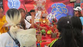 紐約台灣巡禮文化節  媽祖吸引民眾參拜紐約台灣巡禮文化藝術節26日登場，首度出巡紐約的北港朝天宮媽祖吸引民眾參拜。中央社記者尹俊傑紐約攝  113年5月27日