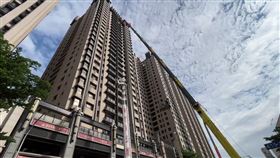 新竹市東區慈雲路上的「晴空匯」社區26日深夜發生火警，2名消防員李詠真、周立鑫2度進出大樓救人，最後因氣瓶耗盡送醫急救不治。據統計，該社區住戶共346人，因目前大樓仍處於斷電狀態，警消人員只能用雲梯車疏散住戶，直到今天中午，還有71人待救。